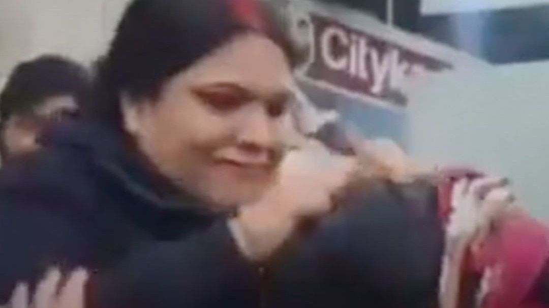 Man caught red handed by wife his lover sonbhadra