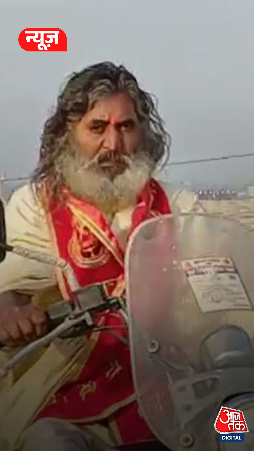 42 साल से मौन हैं 'चाय वाले' बाबा, माघ मेले में बने आकर्षण
