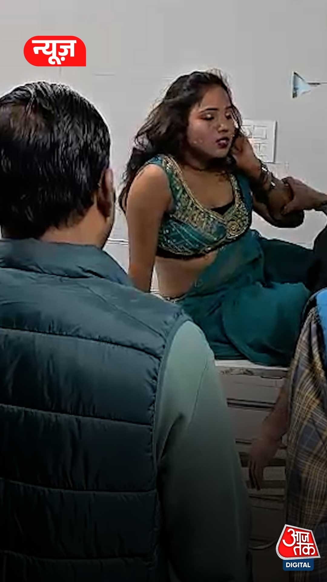 मुंह में सिक्का डालने से लेडी डांसर की बिगड़ी हालत