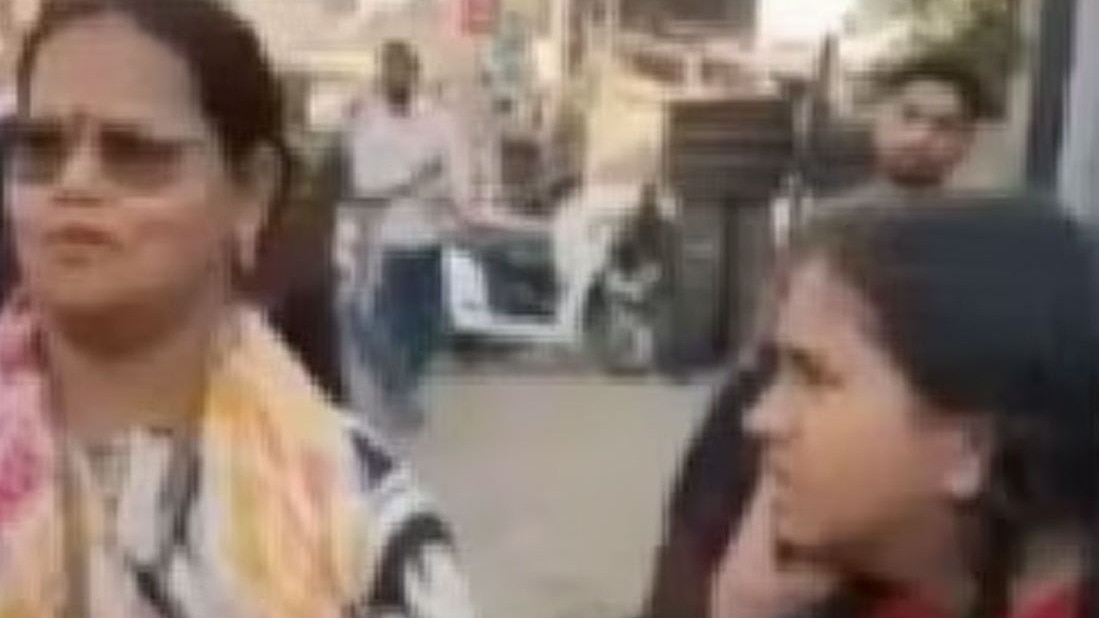 Bihar muzaffarpur mom beats daughter road bricks bag