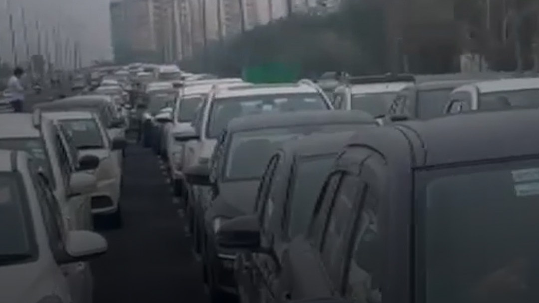 बारापूला फ्लाईओवर पर ट्रैफिक जाम