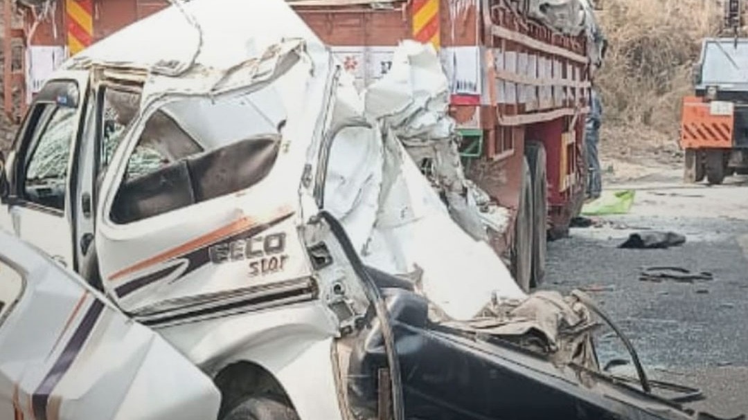 ट्रक ने इको कार को कुचला, 7 की मौत
