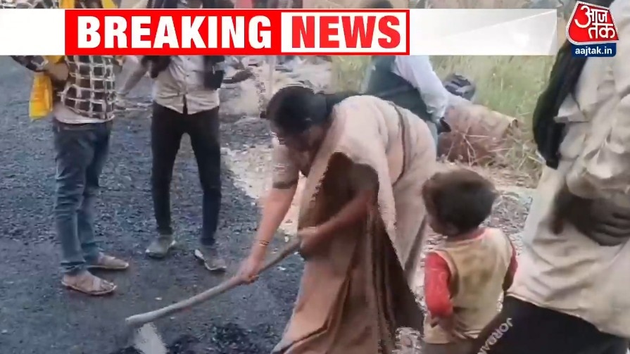 फावड़ा लेकर उतरीं विधायक, खोद डाली निर्माधीन सड़क; देखें वीडियो