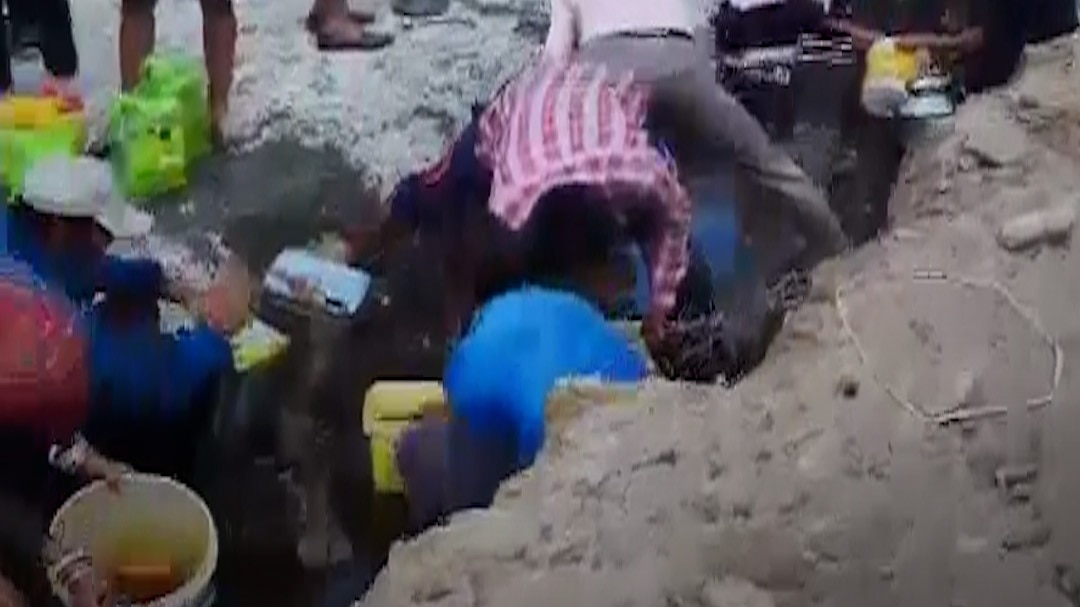 सिरोही में पलटा तेल से भरा टैंकर, भरने के लिए उमड़ी भीड़