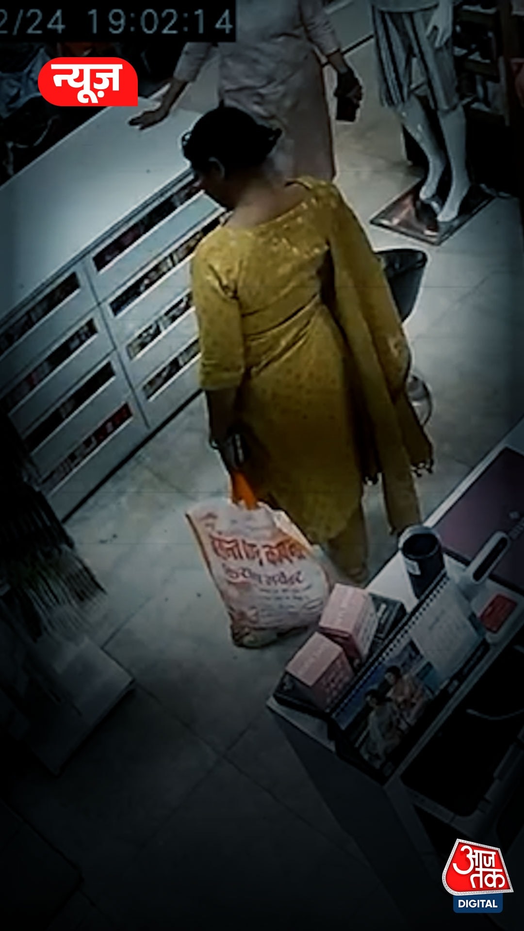 वाराणसी में शोरूम से अंडरगारमेंट्स चोरी 