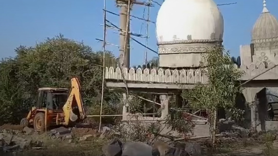 भरूच में दरगाह पर चला बुलडोजर