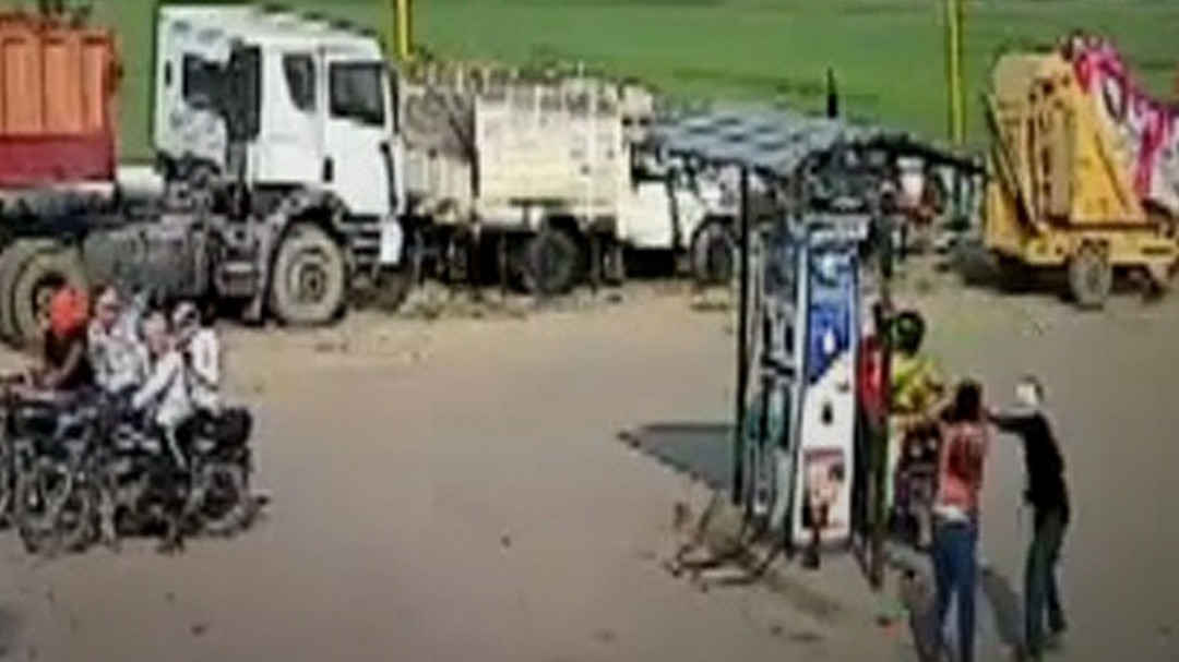 deoria goons looted salesman at gunpoint