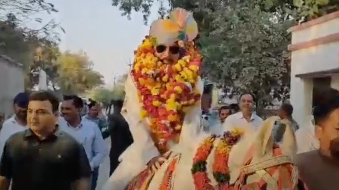 घोड़ी पर बैठाकर, ढोल-नगाड़ों के साथ कर्मचारी की विदाई