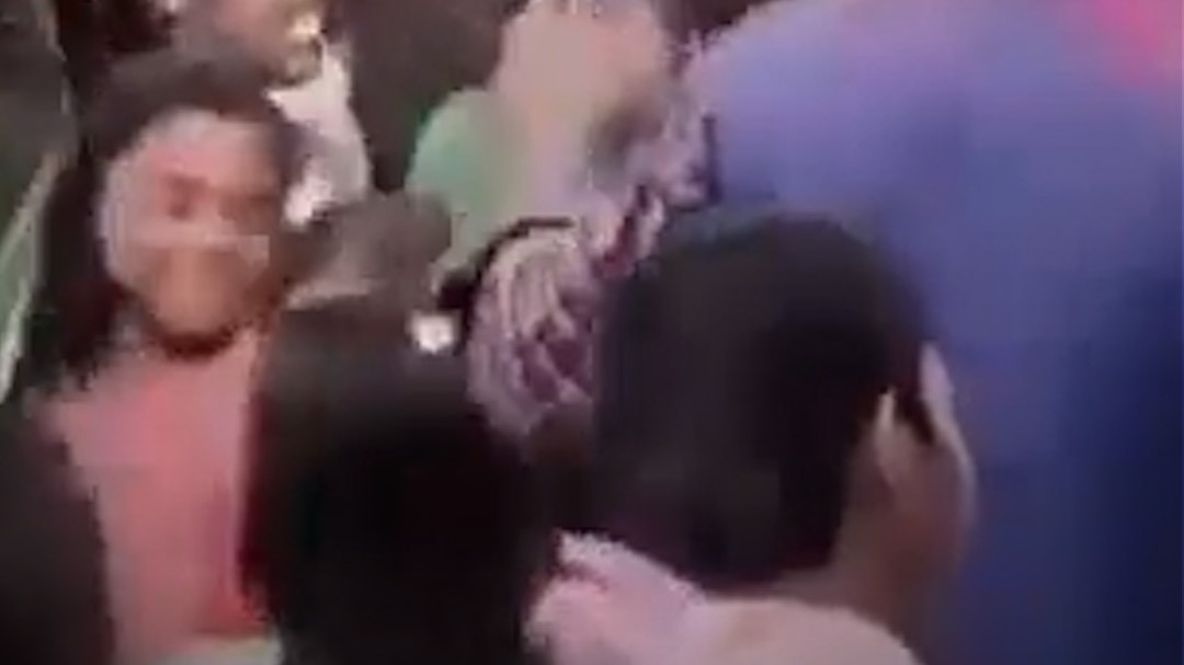 विदाई समारोह में छात्राओं को गोद में उठाकर डांस करते दिखे शिक्षक