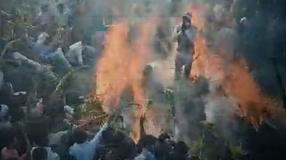 जलती होलिका में कूद गया युवक, वीडियो वायरल