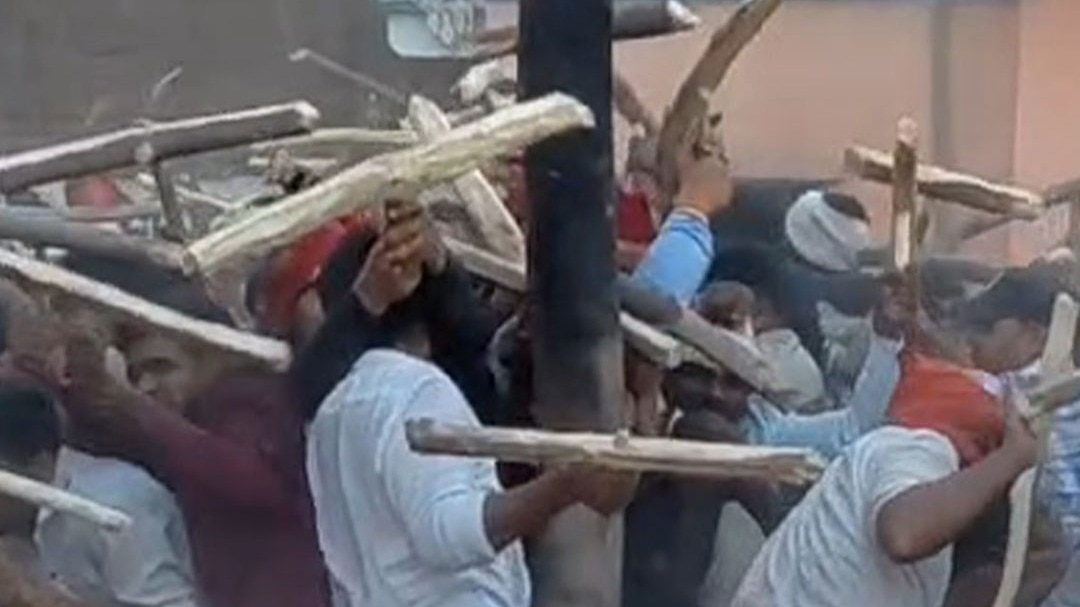 महिलाओं के लट्ठ, पुरुषों की ढाल... झांसी की अनोखी होली