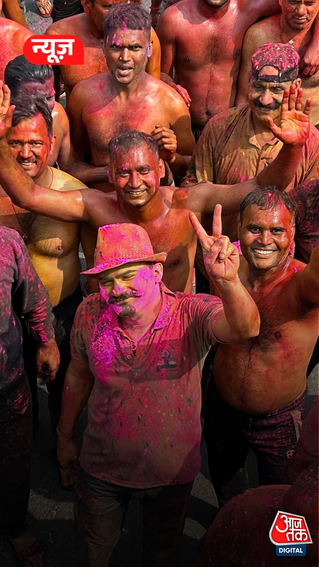 होली पर UP पुलिस के अधिकारियों का दिखा अलग अंदाज 