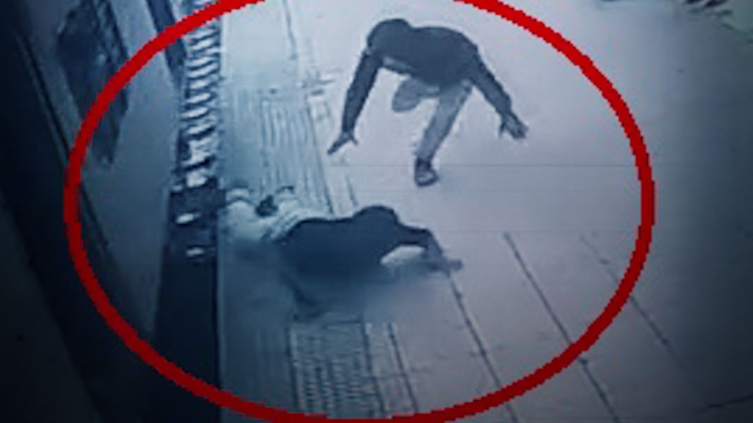 चलती ट्रेन में चढ़ते वक्त गिरा यात्री, Video