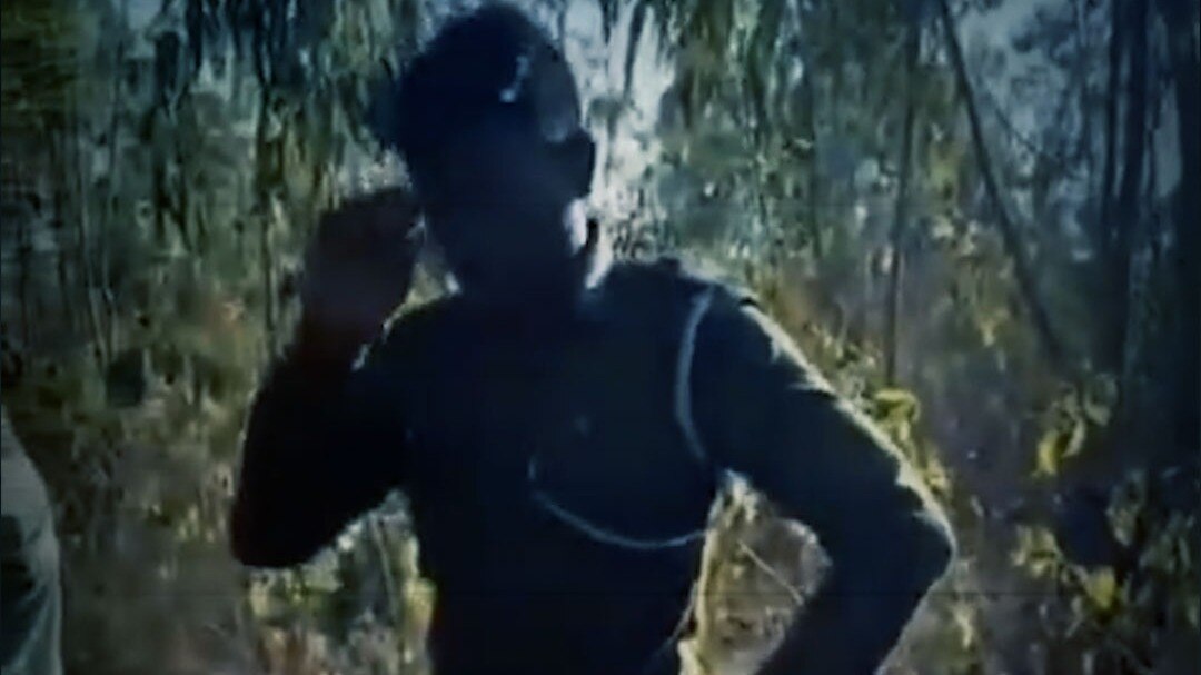 वर्दी पहने गार्ड से लगवाए ठुमके