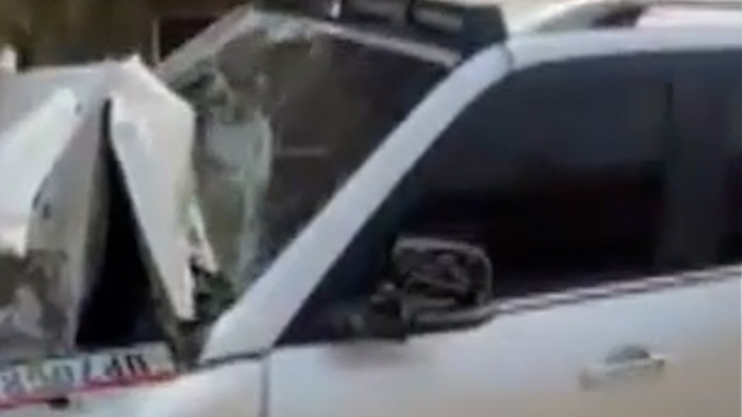 ट्रक और कंटेनर की चपेट में आया स्कॉर्पियो सवार