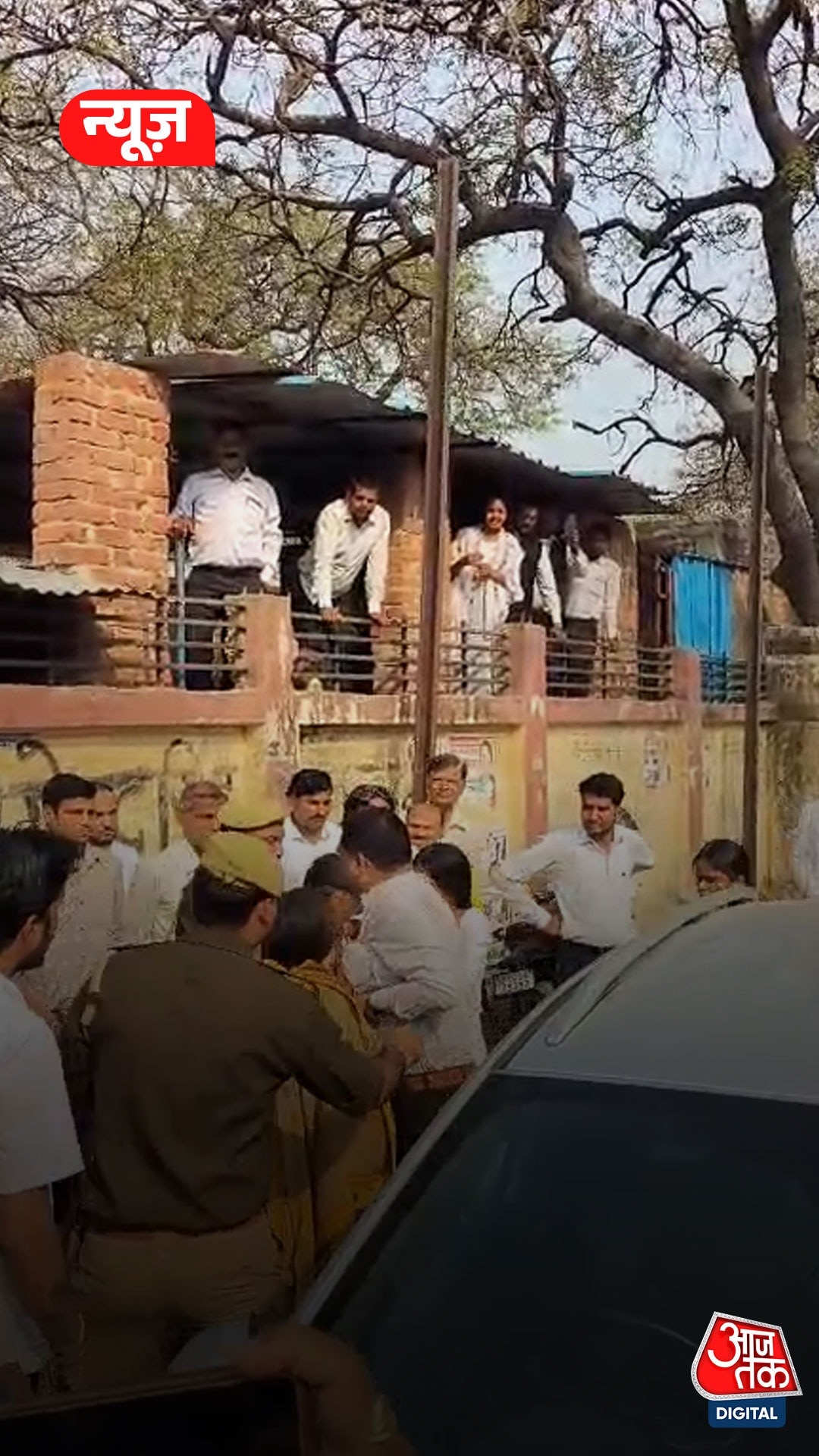 महिला ने बेटियों के साथ मिलकर साइंटिस्ट को जूतों से पीटा