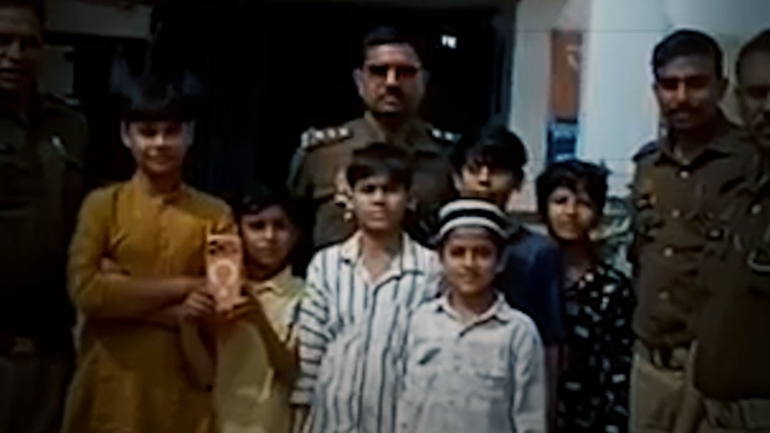 sambhal kids return i phone worth lakhs to police