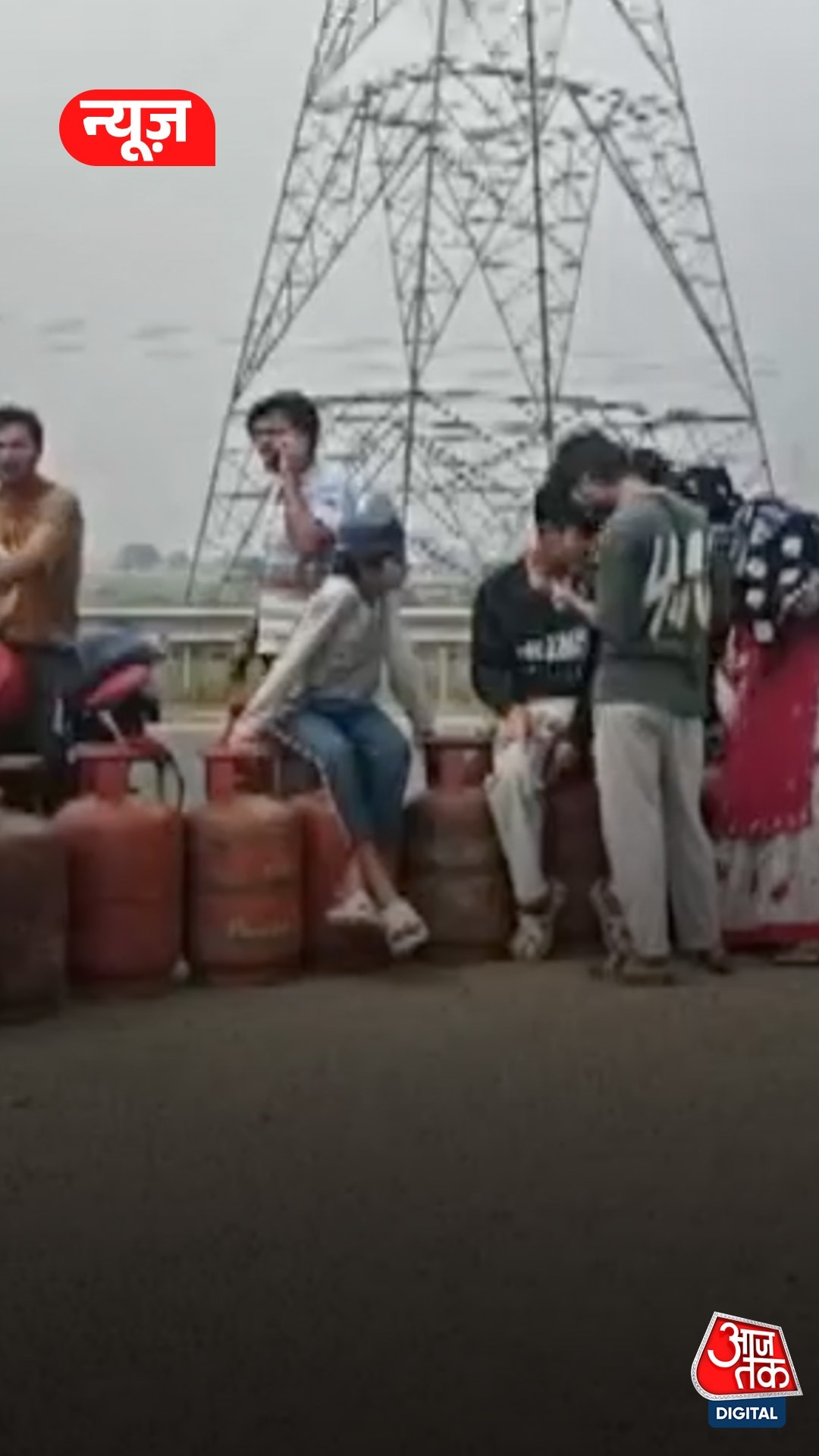 बिहार: सिलेंडर के लिए लोगों में मची होड़