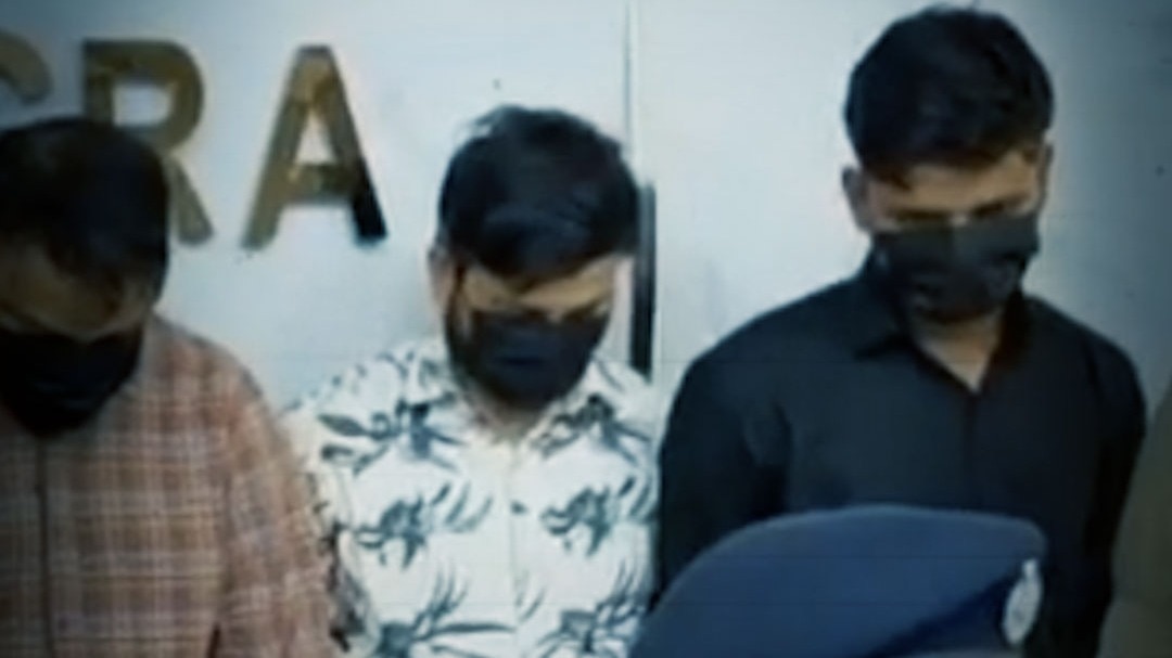 frausdsters arrested for changing atm cards in agra 