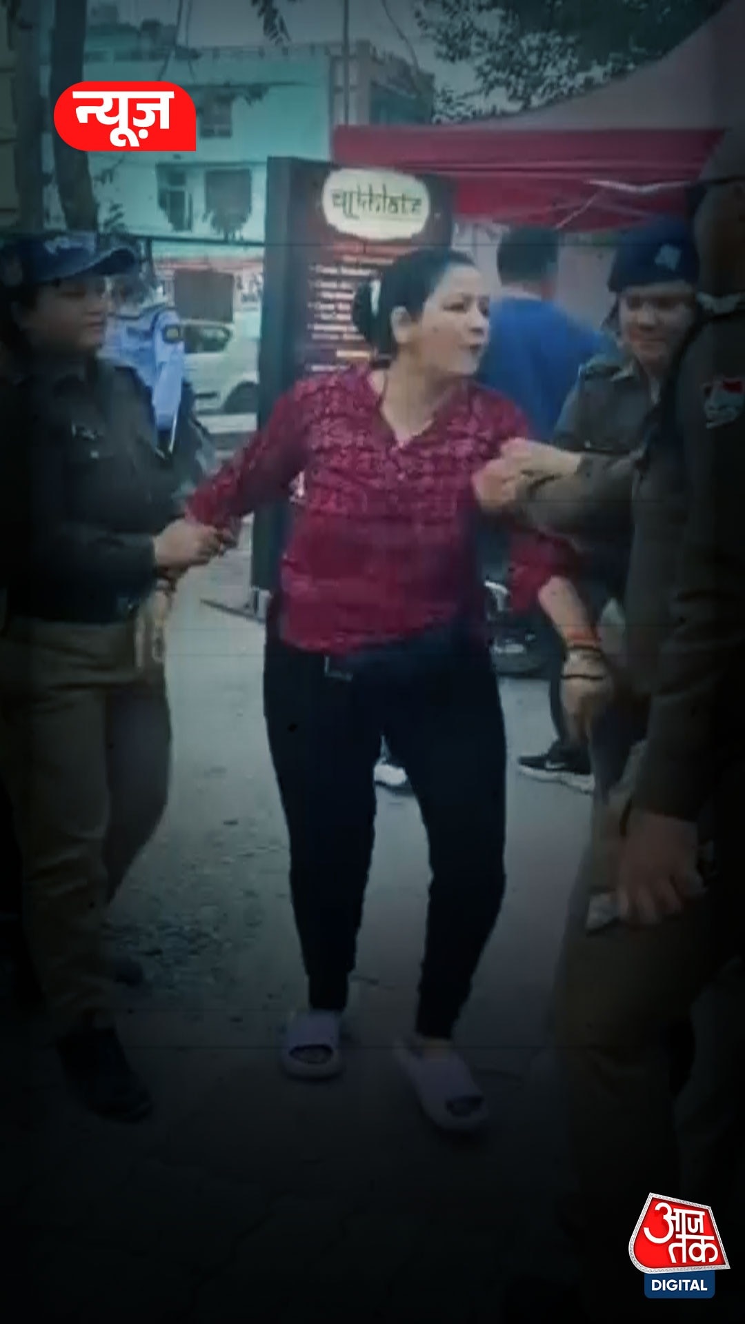 बाजार में भिड़ीं दो यूट्यूबर्स, जमकर काटा बवाल