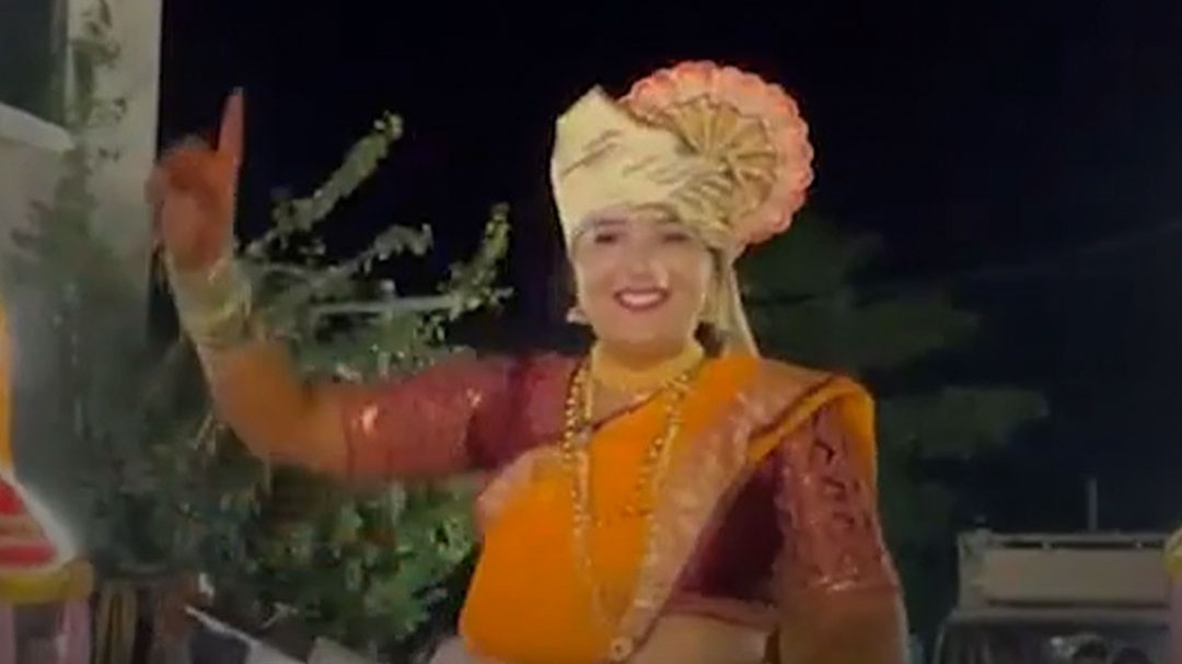 Akola bride enters on a horse in wedding
