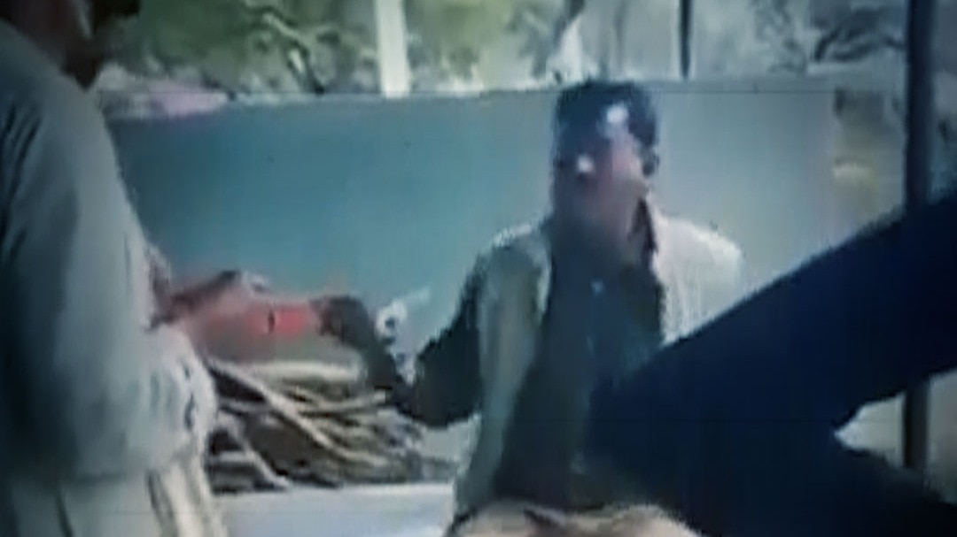 banda police officer caught for taking bribe