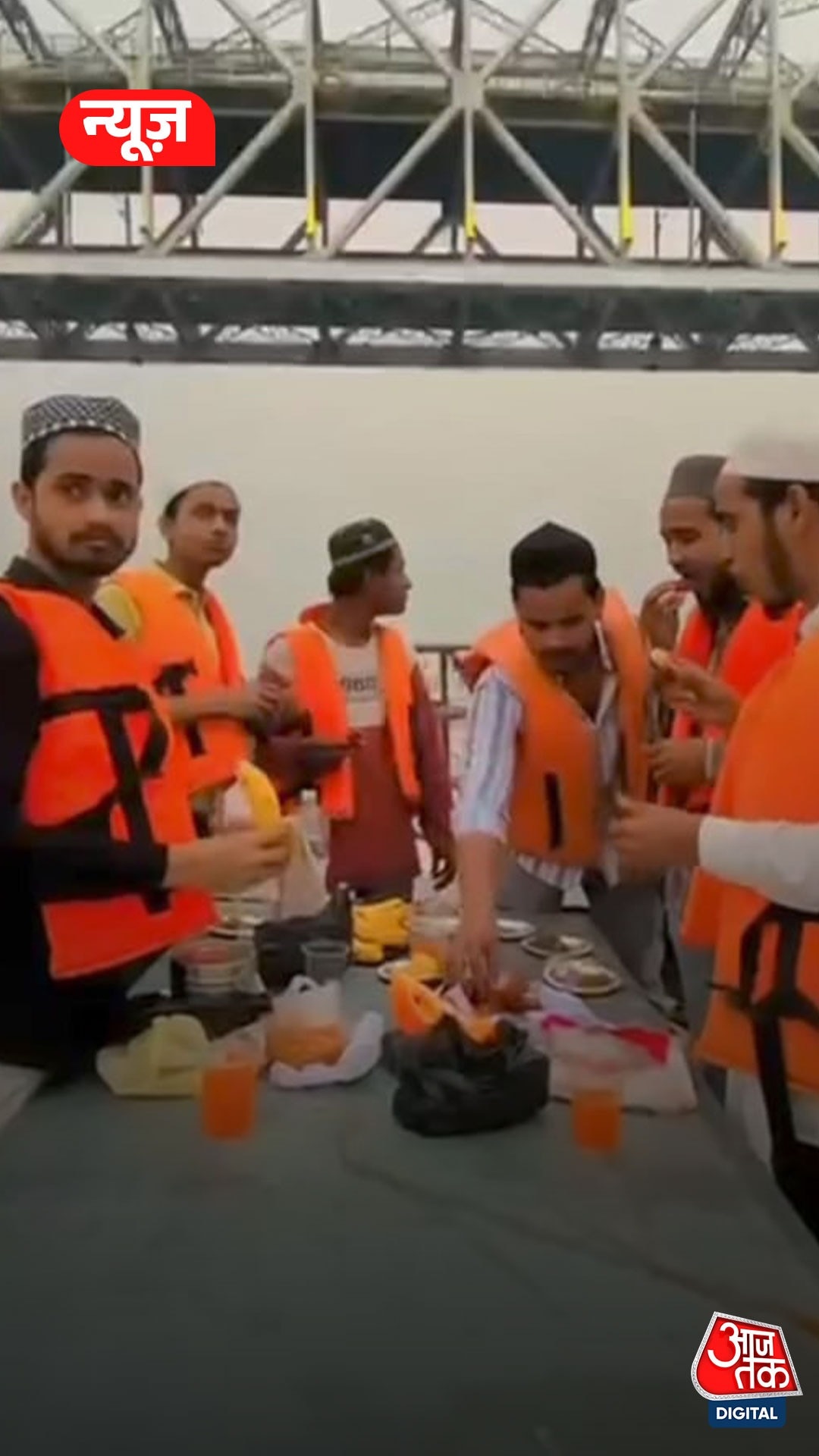 गंगा में 'बिरयानी इफ्तार' पार्टी, हुई FIR