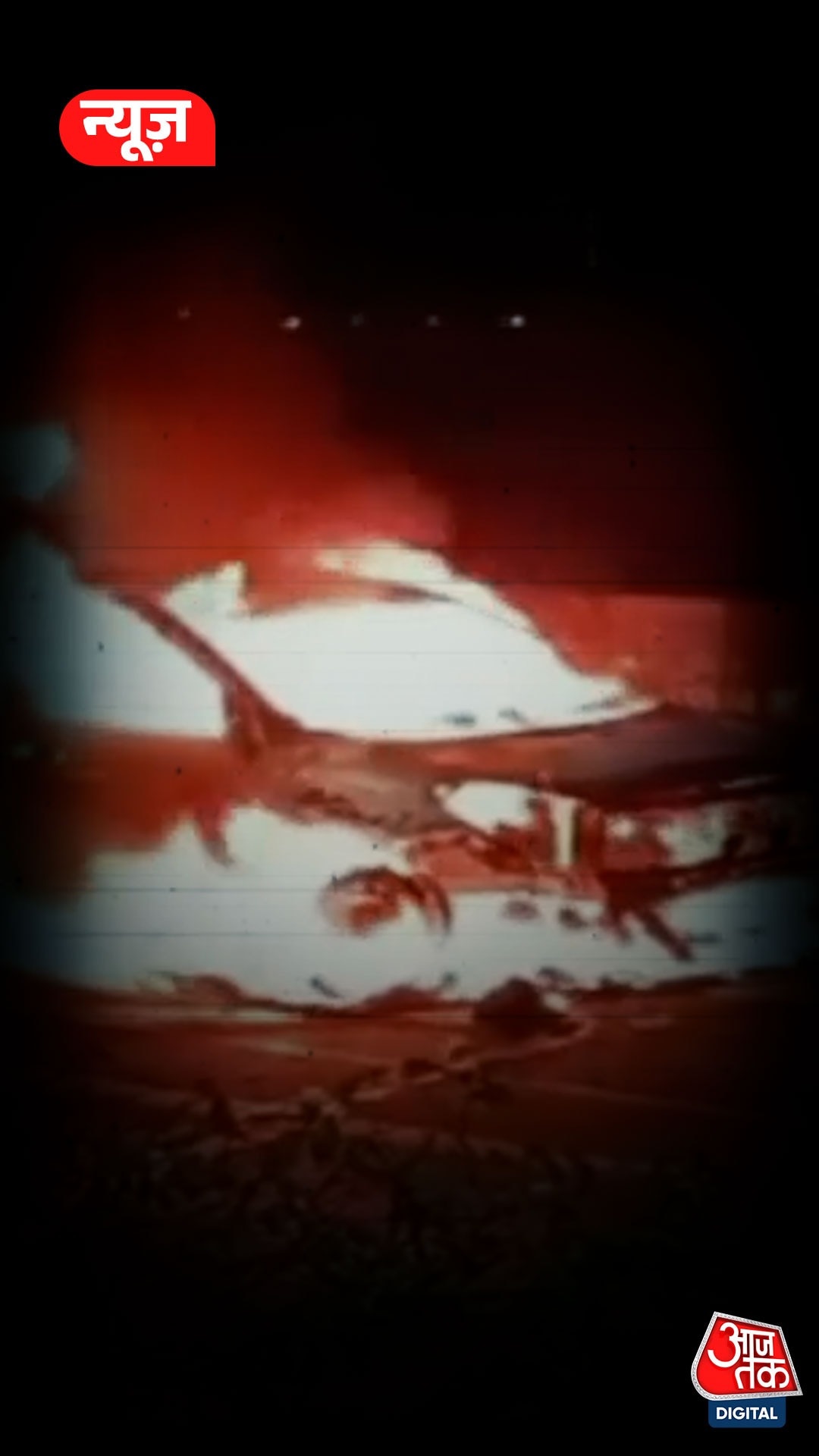 फ्लाईओवर पर चलती कार में लगी आग, कूदा ड्राइवर