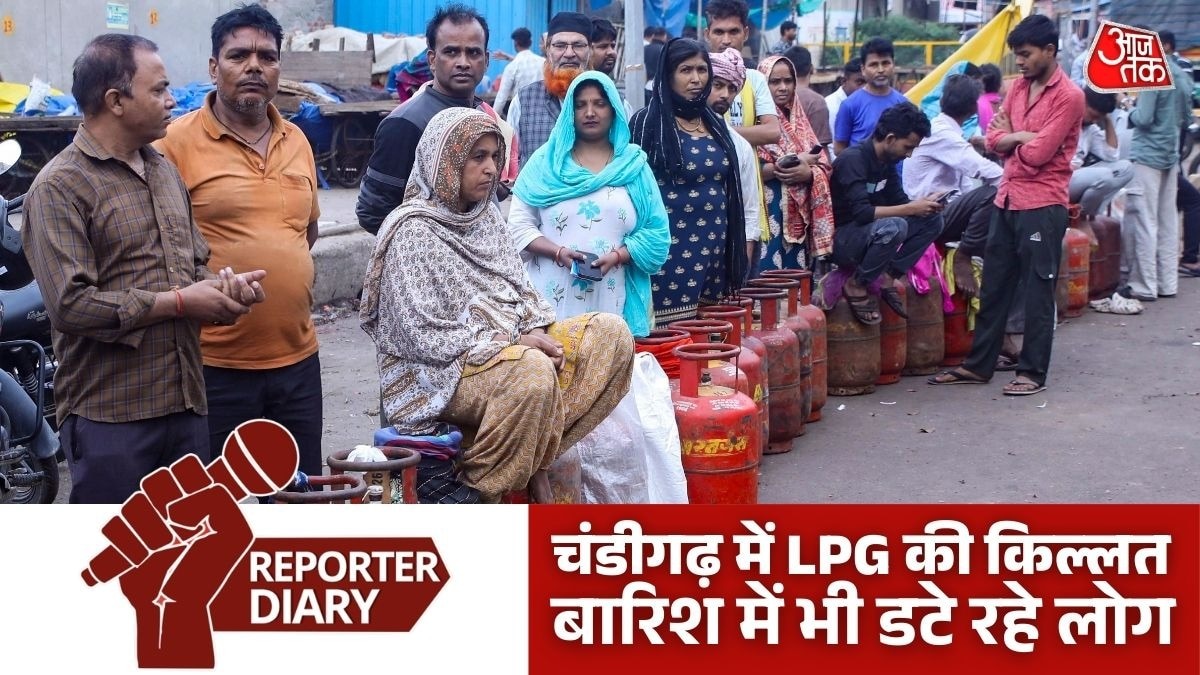 LPG संकट के बीच सिलेंडर के लिए लंबी कतार (Photo: PTI)