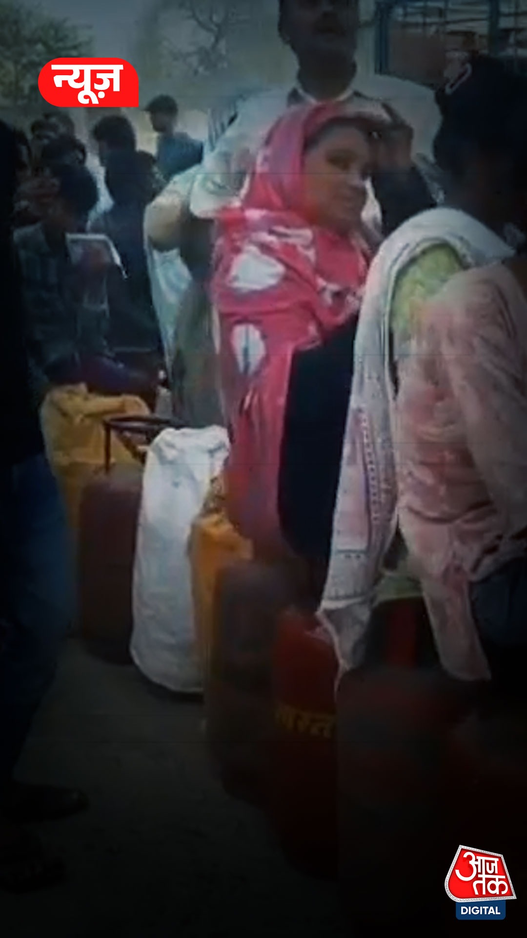 LPG सिलेंडर के लिए ली छुट्टी, 9 घंटे लाइन में लगा रहा शख्स