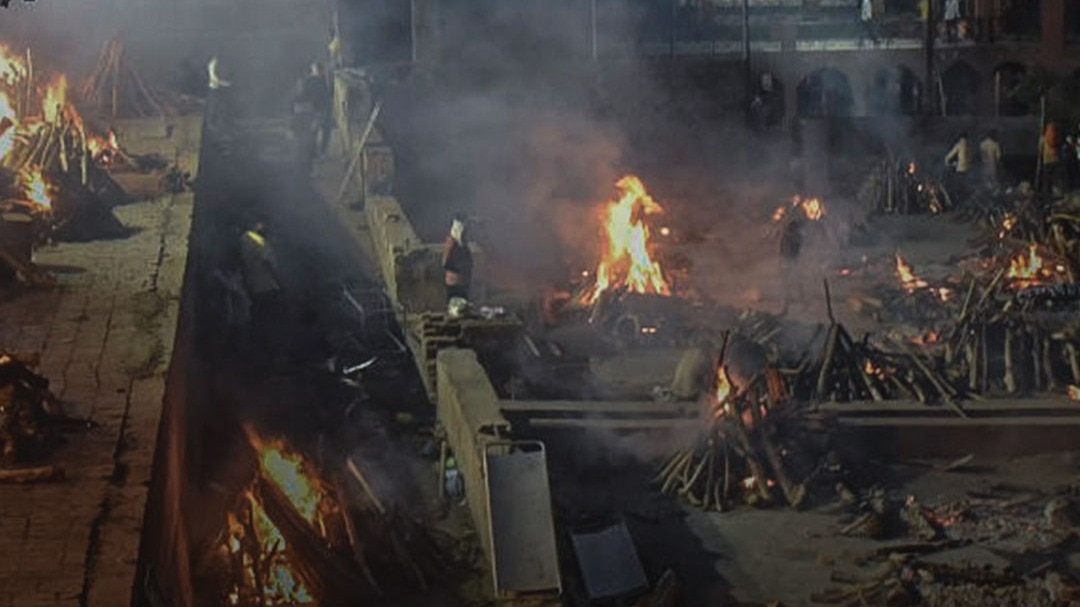 गरुड़ पुराण: महिलाओं का श्मशान जाना चाहिए या नहीं?