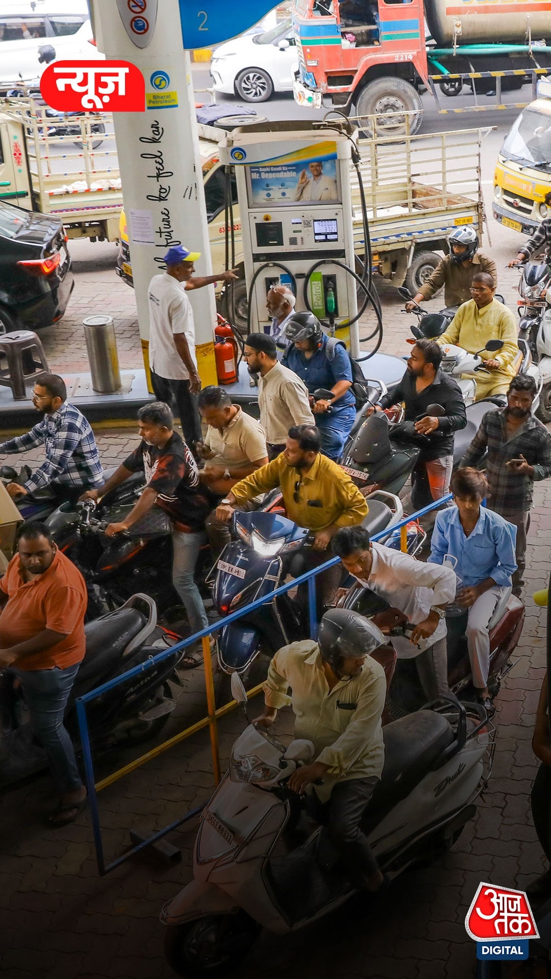 पेट्रोल शॉर्टेज की अफवाह से पैनिक, MP-गुजरात में पंपों पर भीड़