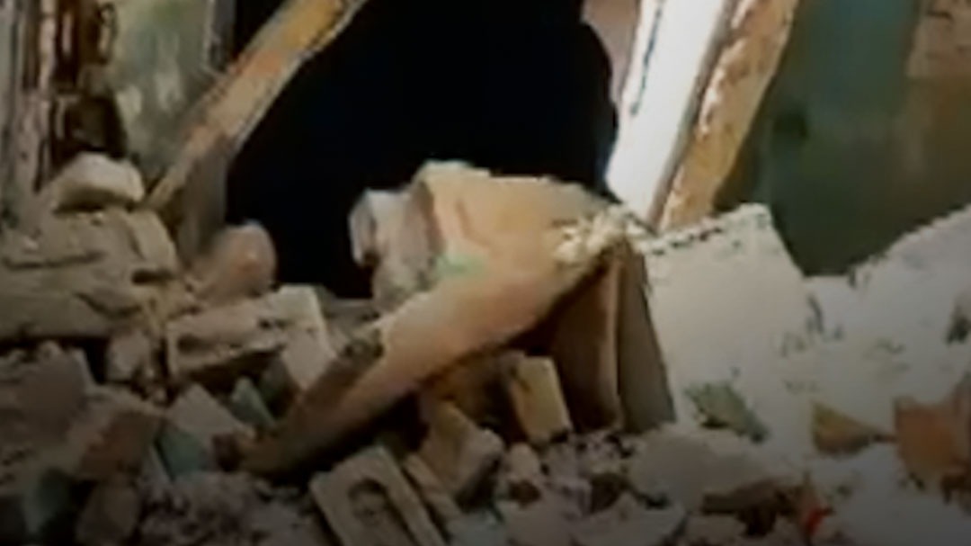 जर्जर मकान को तोड़ने में गिरी छत, दो घायल