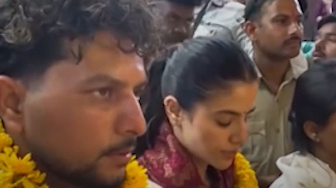 कुलदीप यादव पत्नी वंशिका संग पहली बार पहुंचे वृंदावन