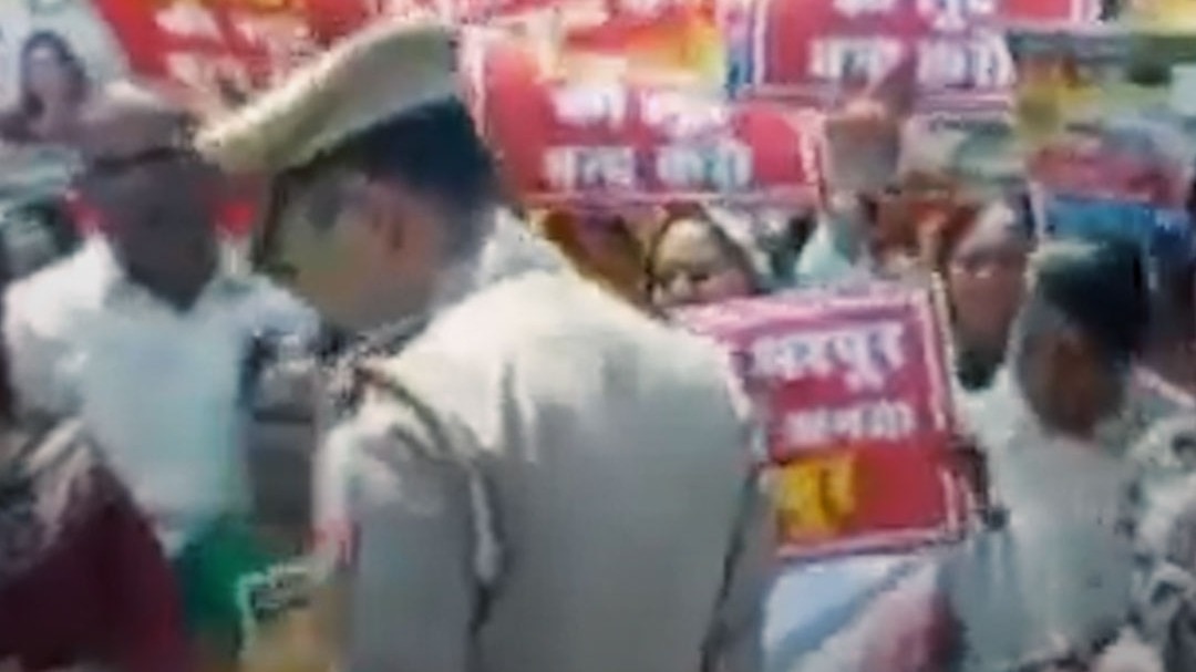 गैस क‍िल्लत पर फूट पड़ा गुस्सा, सड़क पर उतरीं महिलाएं