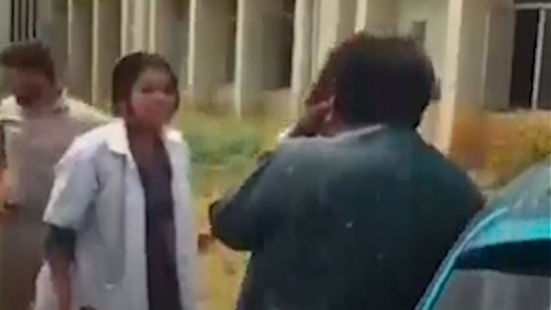 प्रोफेसर ने किया प्रपोज तो छात्रा ने चप्पल से कर दी पिटाई, Video