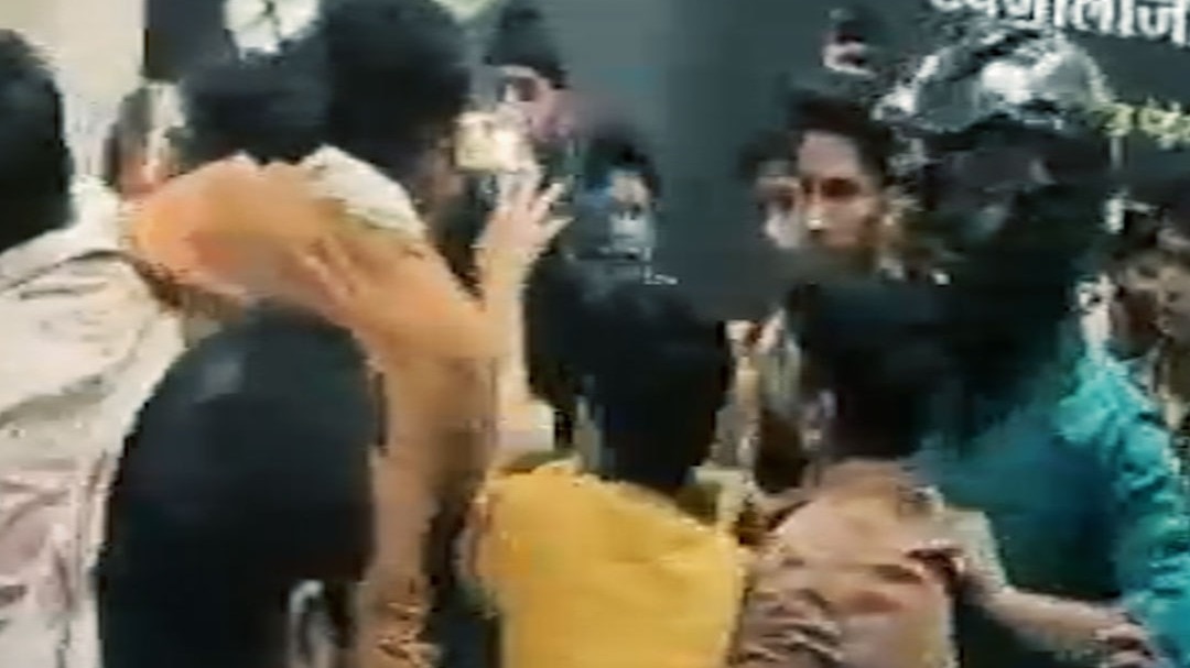 पेट्रोल पंप की लाइन में आपस में भ‍िड़े लोग, जमकर मारपीट