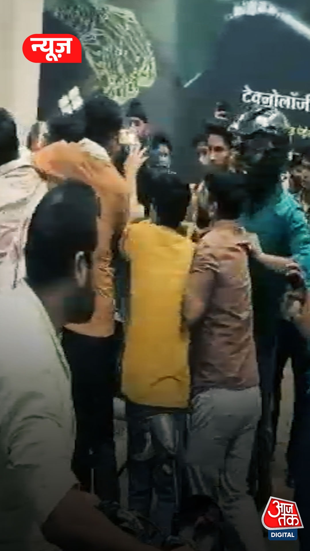 पेट्रोल पंप की लाइन में आपस में भ‍िड़ गए लोग, जमकर मारपीट Video Viral