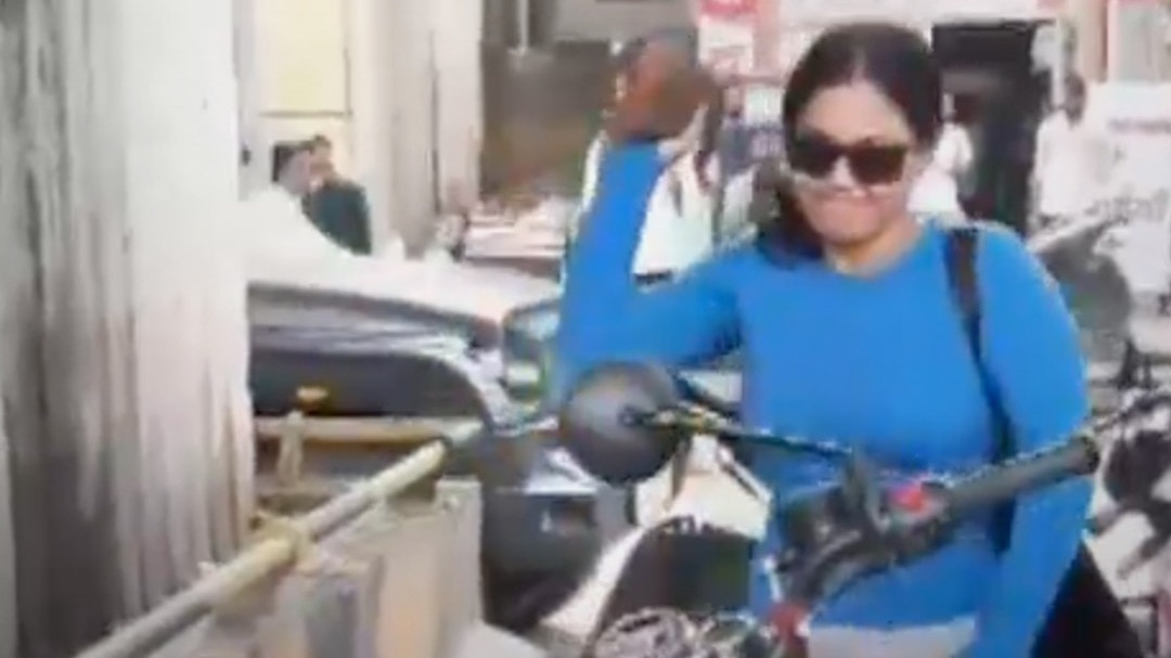 युवती ने ईंट से तोड़ी युवक की बुलेट, Video