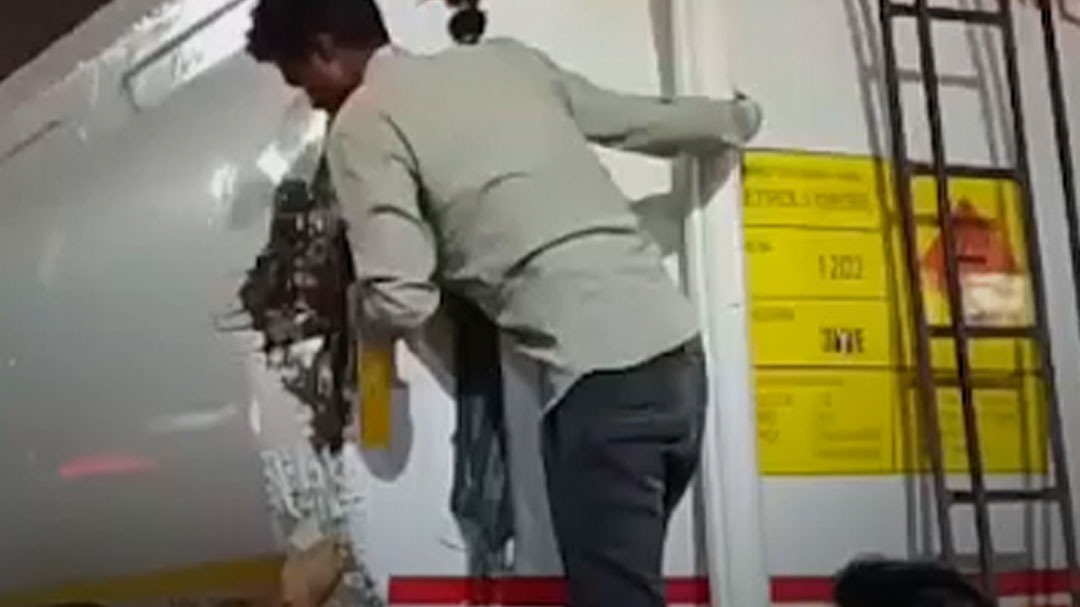 kanpur people filling fuel from leaked tanker