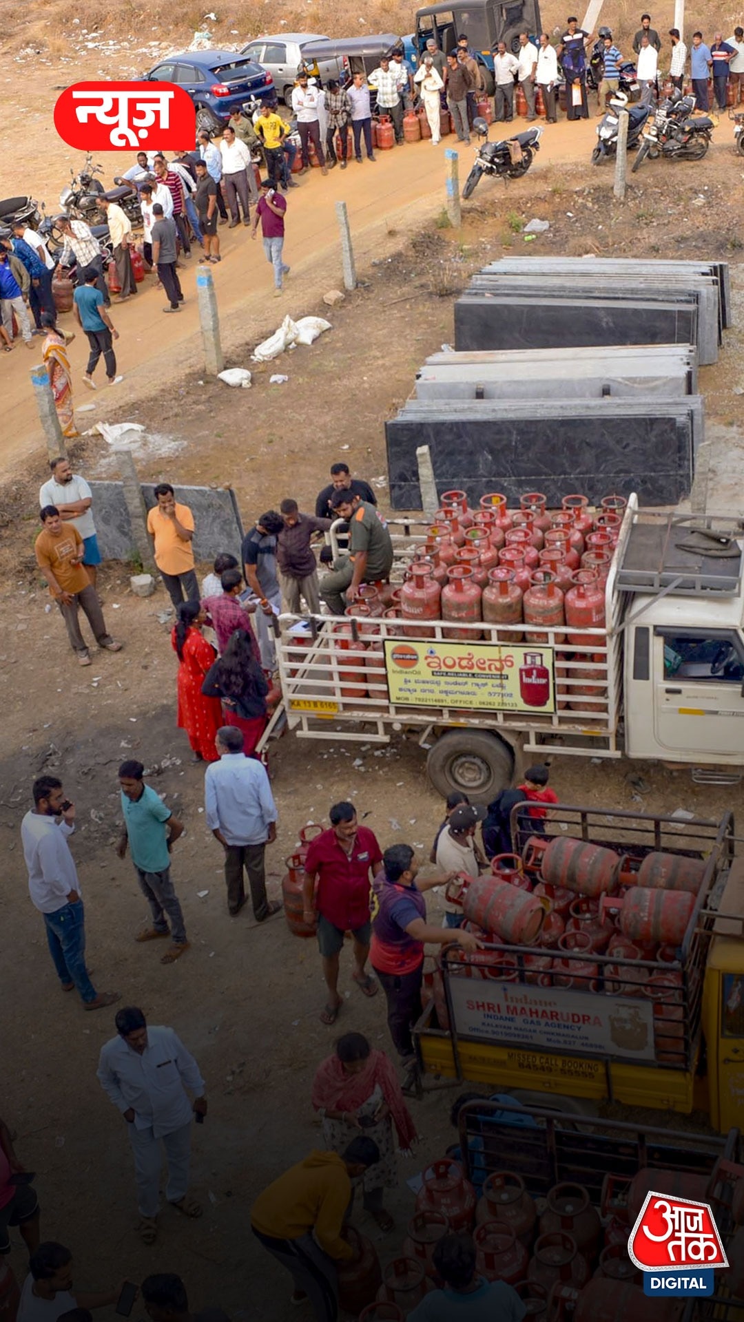 LPG किल्लत से फैक्ट्रियां बंद, मजदूर लौटे गांव... स्टेशन पर मजदूरों की भीड़