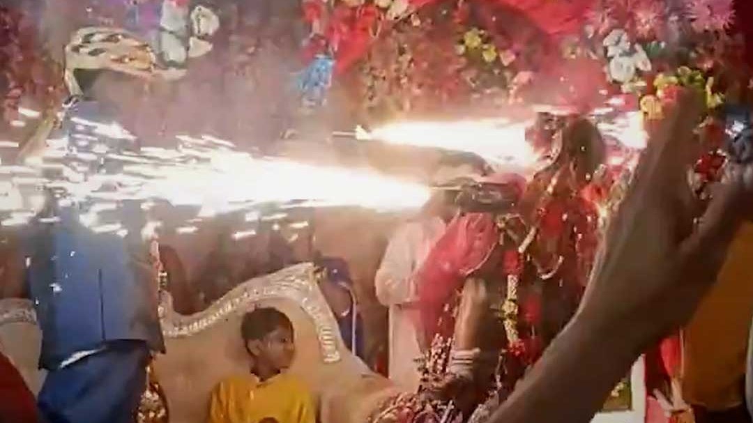 Bride and groom point spark guns at each other on stage, Viral Video