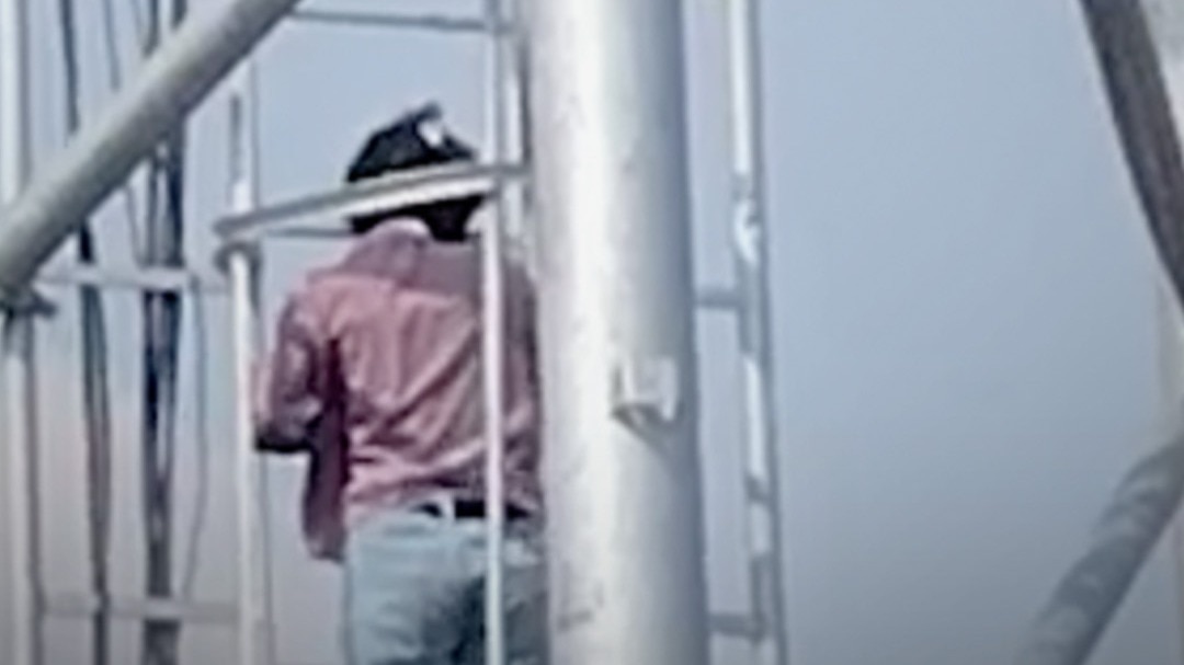 शादी की जिद में टावर पर चढ़ी युवती