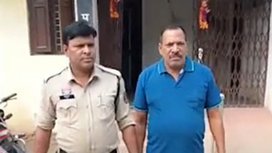 police officer kills wife and step daughter in raipur