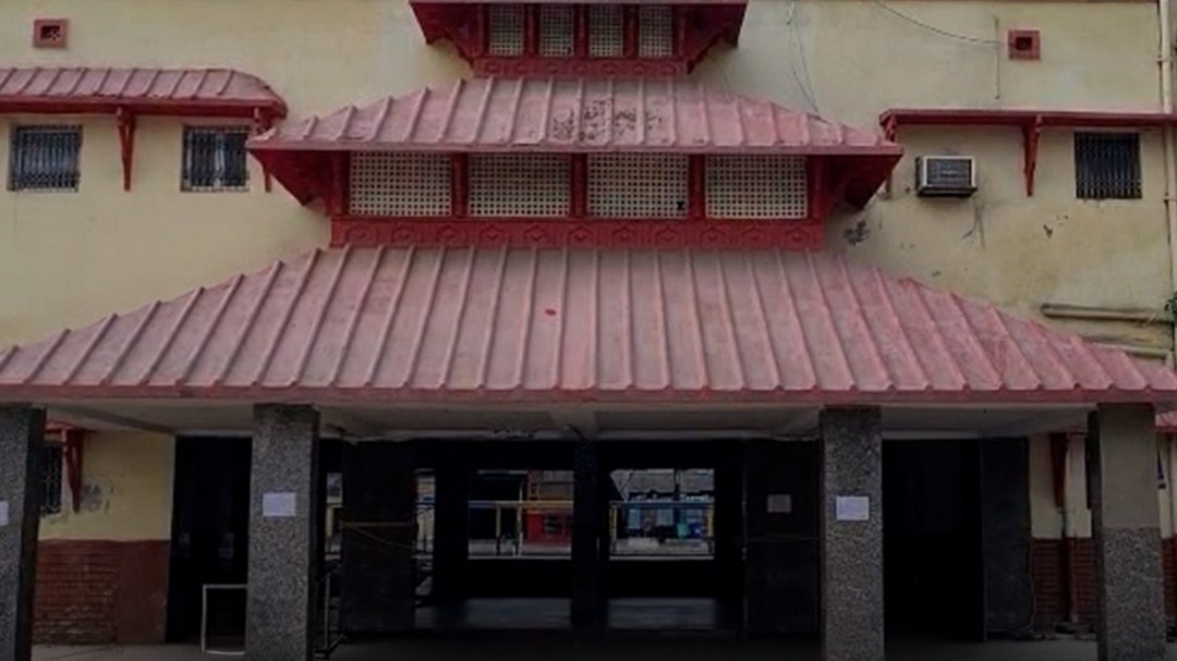 alcohol dripping from train roof in bihar video