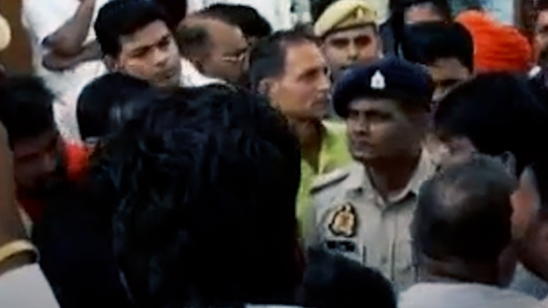 देवरिया में वकील की मौत पर परिजनों का हंगामा