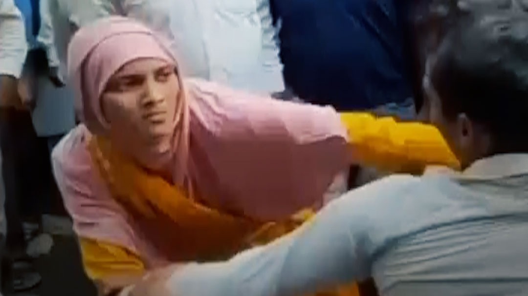 झारखंड के दुमका पत्नी ने पति को बुरी तरह पीटा