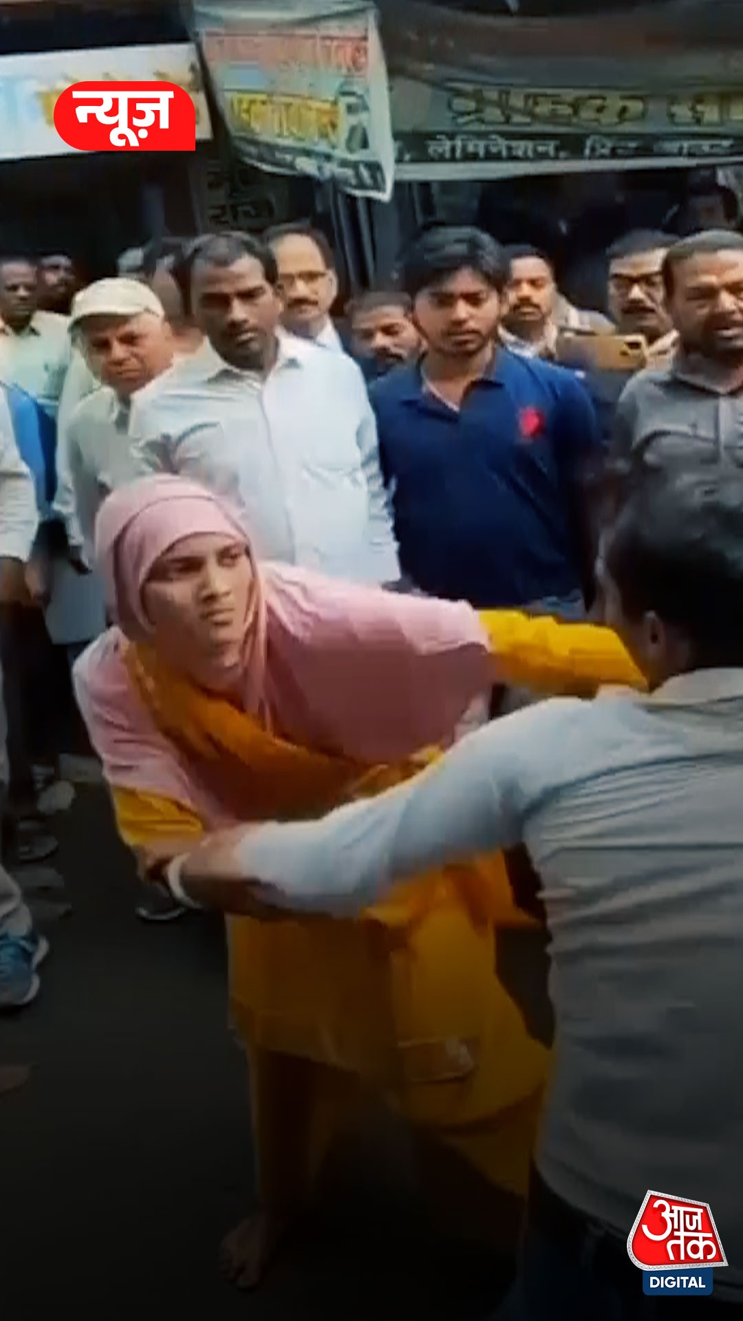 झारखंड के दुमका पत्नी ने पति को बुरी तरह पीटा