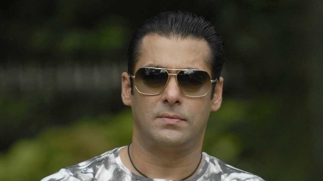 ब्लैक एंड व्हाइट लुक में सलमान खान दिखा का स्वैग