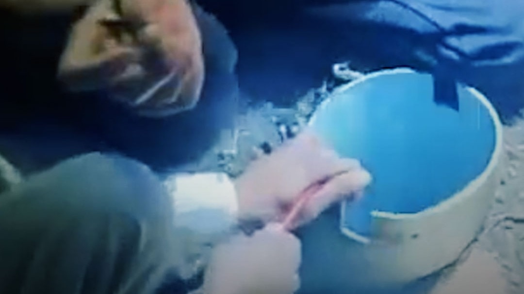 बोरवेल में गिर 60 फीट गहराई में अटका मासूम 